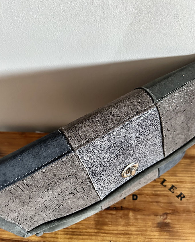 Clutch de mano en mix de pieles gris oscuro3
