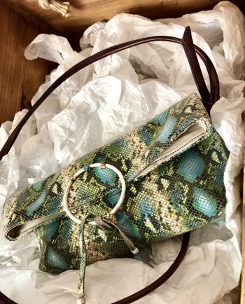 bandolera vejer en piel print serpiente azul y verde
