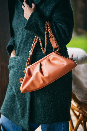 Bolso de piel color marrón con asa y correa 01