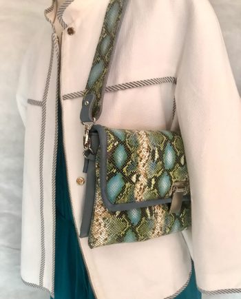 bolso piel print serpiente azul y verde1